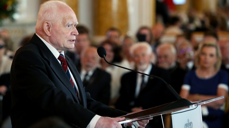 Prof. Strzembosz honorowym obywatelem Warszawy. "Pana życie jest bezcenną lekcją"