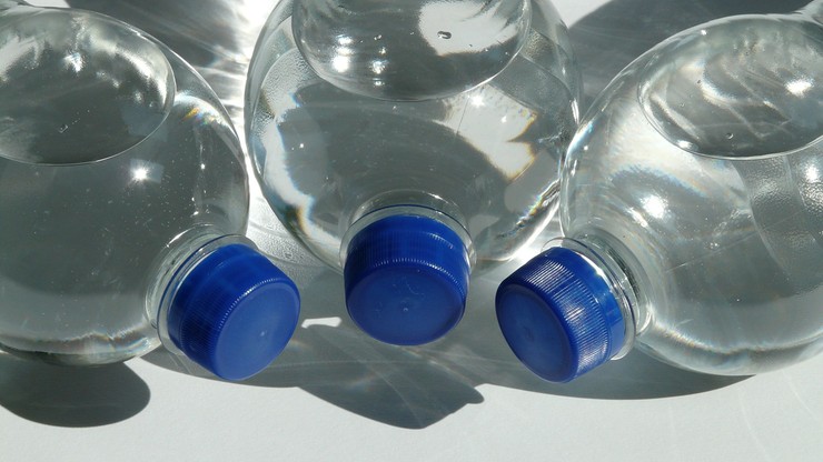 Zmowa cenowa? Woda mineralna na lotniskach pod lupą UOKiK
