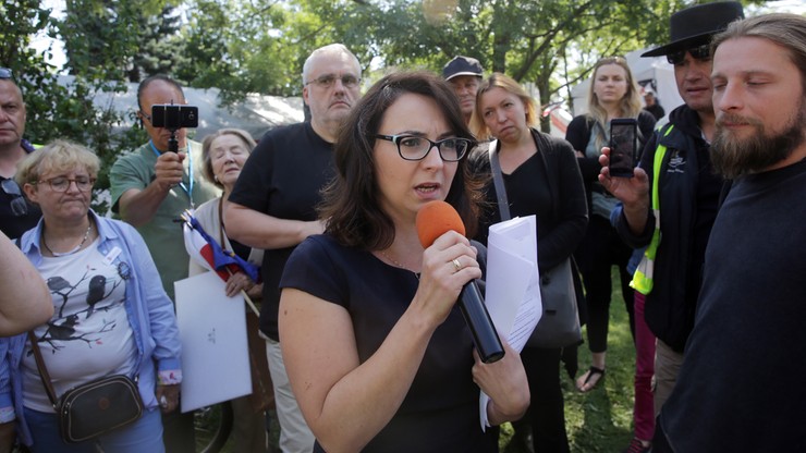 Posłowie opozycji wzywają protestujących przed Sejmem do "pełnej mobilizacji"