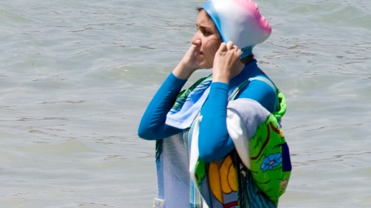 Francja broni zakazu burkini na plażach