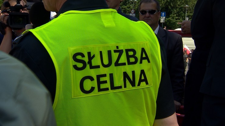 Byli celnicy wśród oskarżonych w związku z korupcją i przemytem papierosów