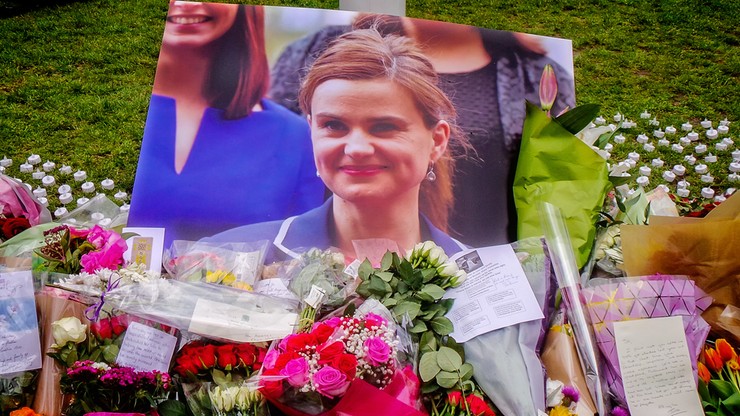 "Śmierć dla zdrajców, wolność dla Wielkiej Brytanii". Rozpoczął się proces mordercy brytyjskiej posłanki