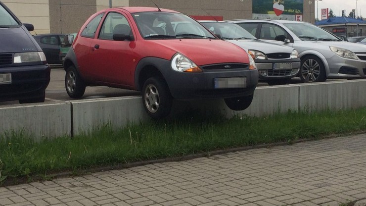 Zawiesiła auto na krawężniku i poszła kupić więcej alkoholu
