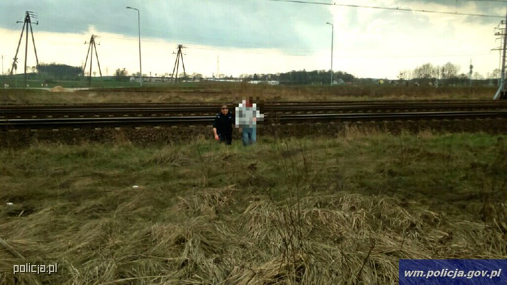 Policjanci zdjęli z torów samobójcę. Tuż przed pociągiem. "Nieszczęśliwie się zakochał"