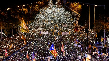 11-11-2017 20:28 "SOS demokracja". Setki tysięcy ludzi za uwolnieniem katalońskich polityków