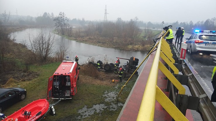 W Pile tir wpadł do rzeki. Nie żyje kierowca