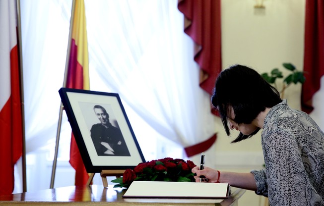 Księga kondolencyjna poświęcona pamięci Młynarskiego