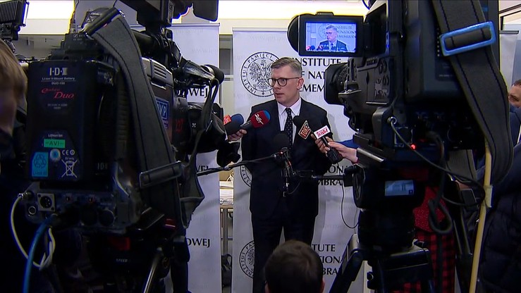 "Odwagę mieć należy, by się po raz pierwszy skonfrontować z bezprawiem uprawianym przez Żywą Legendę i Dobro Narodowe"