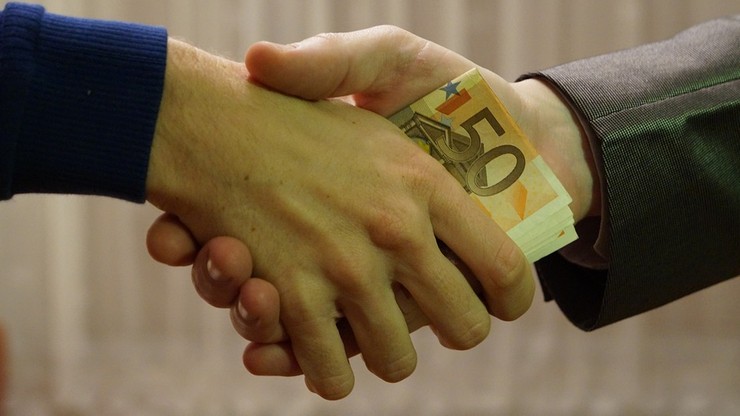 CBOS: nieco mniejsze przekonanie, że korupcja w Polsce to problem