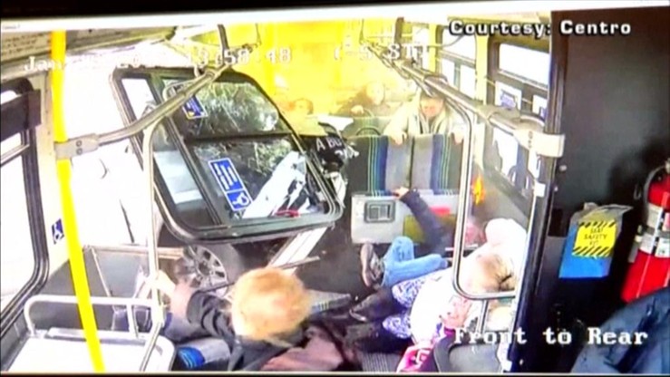 Samochód wbił się w autobus. Kierowca pomylił gaz z hamulcem
