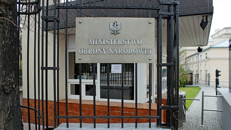 Szef MON chce wiedzieć, czy prokuratura wystąpiła o wszystkie dokumenty ws. 10 kwietnia