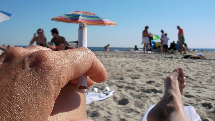 Kieszonkowe popielniczki plażowe dla włoskich urzędników. "Niedopałki zanieczyszczają morze"