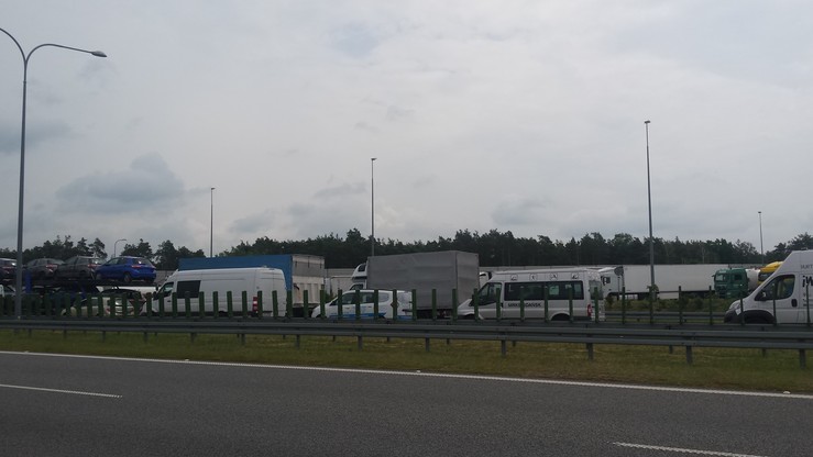 Przez cały dzień na pasie w stronę Warszawy przed miejscem wypadku występowały poważne utrudnienia, m.in. przez około sześć godzin na czas usuwania wypalonego zestawu ruch był całkowicie zablokowany, a kierowcy byli kierowani na trasy objazdowe drogami krajowymi.