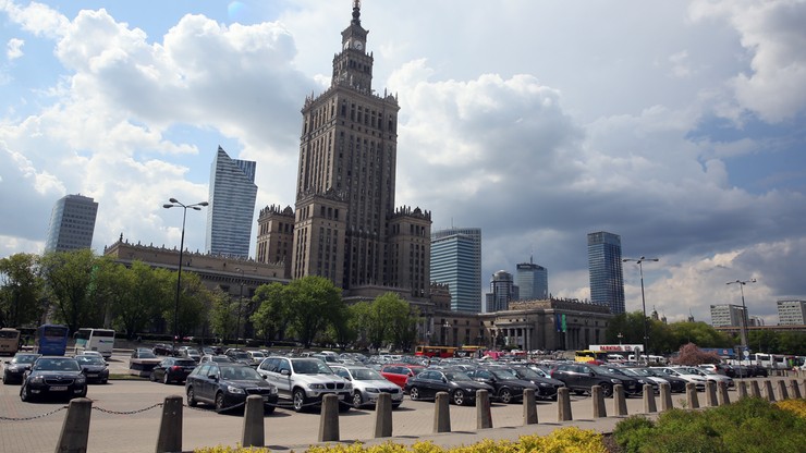 "Stop korupcji" i "Żadnych zwrotów". Kontrowersje wokół reprywatyzacji pl. Defilad w Warszawie