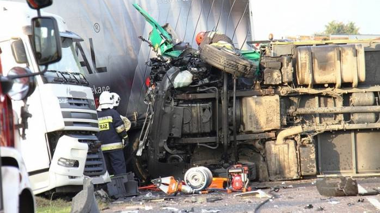 Wypadek busa i dwóch tirów. Trzech kierowców trafiło do szpitala