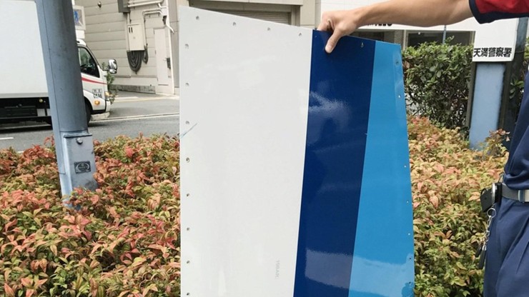 Fragment skrzydła odpadł od Boeinga 777. Spadł z wysokości 2,4 km na jadący samochód