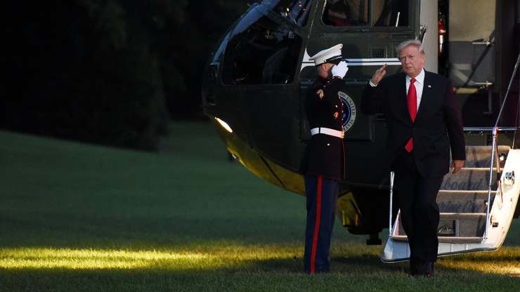 Żołnierzowi zwiało czapkę. Z pomocą przyszedł Donald Trump