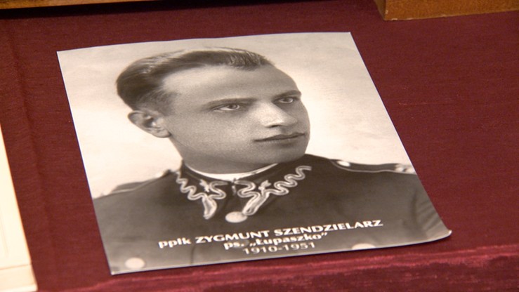 Napis "morderca" na muralu z portretem "Łupaszki". Policja bada sprawę