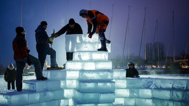 Karuzela na zamarzniętym Balatonie. Węgrzy korzystają z zimy