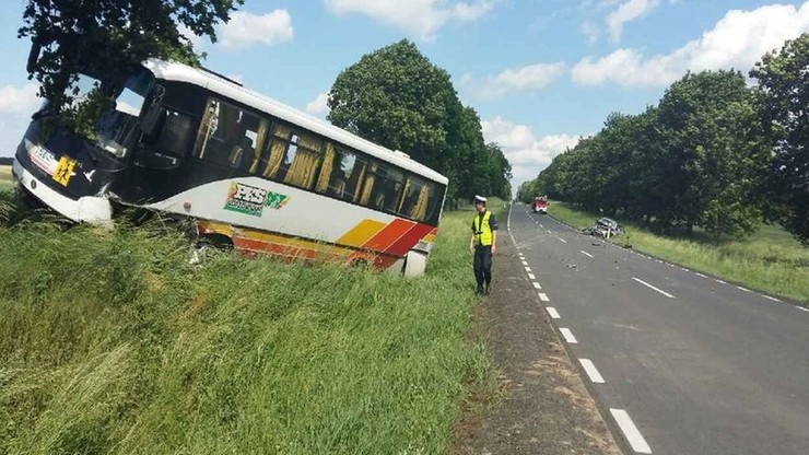 Blisko 30 dzieci trafiło do szpitala. Autokar zderzył się z samochodem