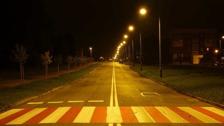 Szła środkiem ulicy, pchała wózek z dzieckiem. Była pijana