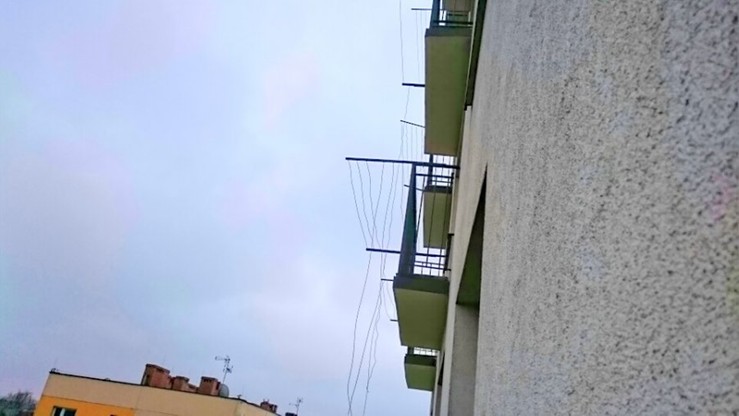 Mężczyzna spadł z 8. piętra i przeżył. Wcześniej mógł założyć się z kolegą