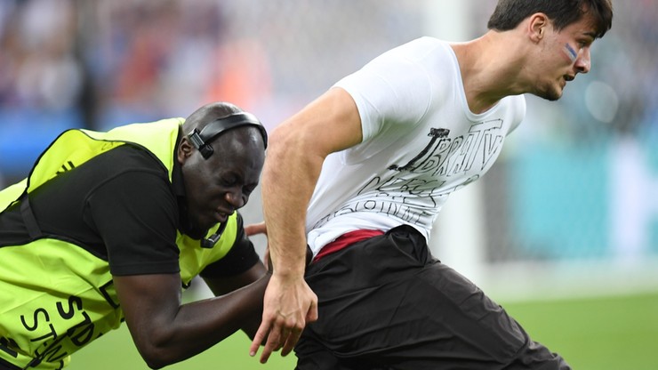 Finał Euro 2016: Szalony kibic wtargnął na murawę
