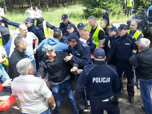Nie dla hodowli świń. Mieszkańcy blokują drogi dojazdowe