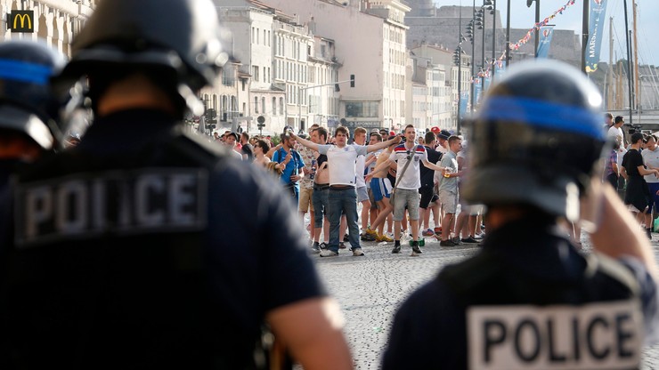 Premier Francji zapowiada deportację kibiców. Sześciu Rosjan w areszcie deportacyjnym