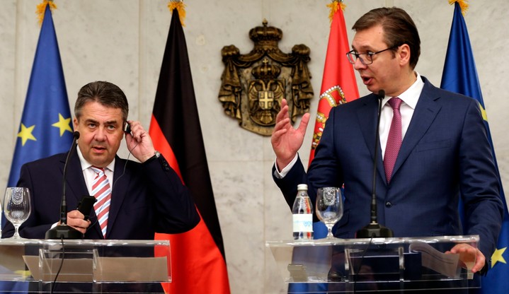 Serbowie protestują przeciw nowemu prezydentowi. Vuczicia popiera niemiecki minister