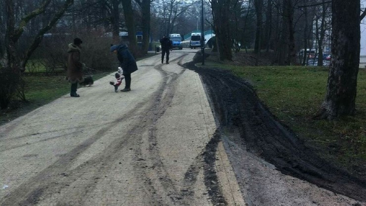 Policja rozjechała alejki parkowe obok Sejmu. Dwa dni po ich renowacji