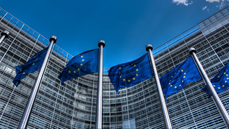 UE: Kobiety zarabiają 16 proc. mniej niż mężczyźni. KE zaniepokojona nierównościami