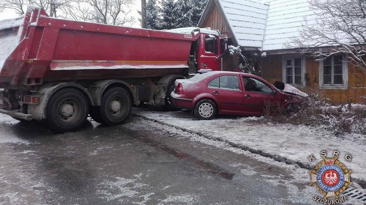 Wywrotka po zderzeniu wjechała w dom. Zatrzymała się na ganku