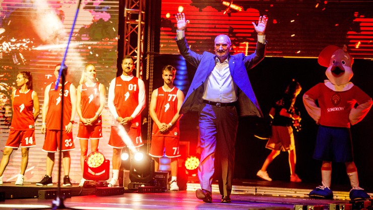 Macierewicz wygwizdany w Atlas Arenie. Przed meczem Gortat Team z Wojskiem Polskim