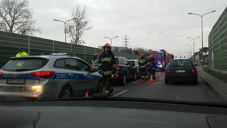 Kolizja w Legionowie. Dwa uszkodzone samochody osobowe i blokada pasa ul. Warszawskiej
