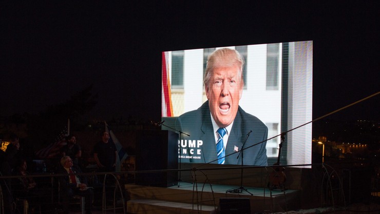Slate: serwery organizacji Trumpa komunikowały się z bankiem w Rosji