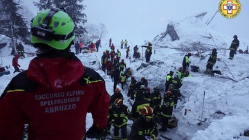 21-01-2017 14:23 Po lawinie we Włoszech. Akcja trwa. 9 osób uratowano z zasypanego hotelu