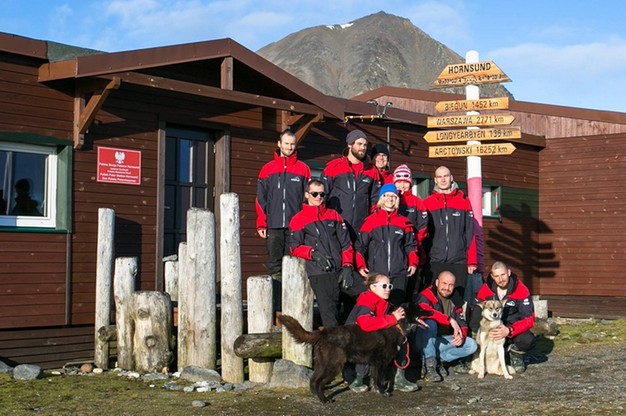 40 Wyprawa Polarna IGF PAN w pełnym składzie. Od lewej: Mateusz Mandat, Bartosz Siek, Łukasz Pawłowski, Joanna Perchaluk, Mariusz Dmochowski, Jakub Szewczyk, Anna Nadolna, Benita Siepierska, Grzegorz Piotrowski, Jakub Mędrzycki oraz psy: Rasputin i Yuki.