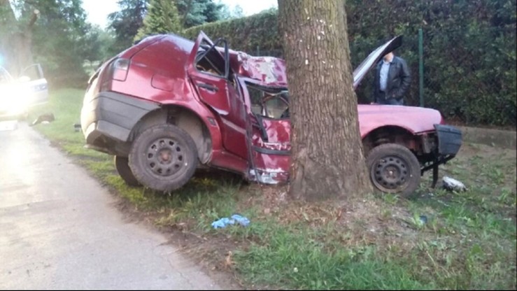 Policja szuka mężczyzn, którzy po wypadku zostawili koleżankę zakleszczoną w aucie