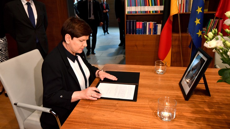 "Kohl - mąż stanu, przyjaciel Polski i wybitny polityk". Szydło złożyła wpis w księdze kondolencyjnej