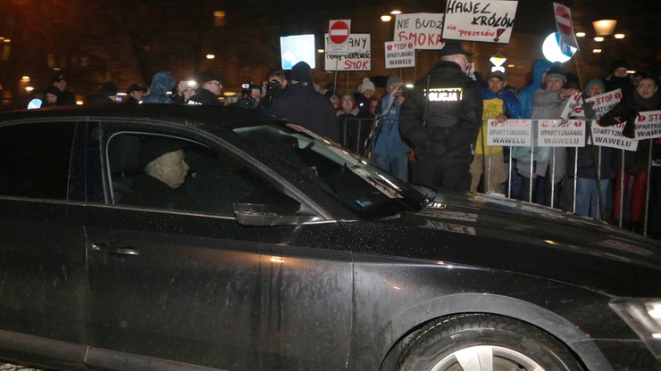 "Wawel królów, nie prezesów". Jarosław Kaczyński odwiedził grób brata. Znów protesty