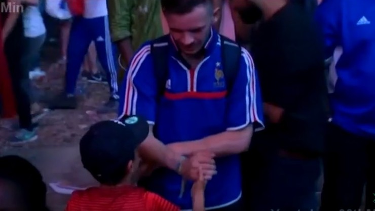 Zobacz, jak portugalski chłopiec pociesza francuskiego kibica