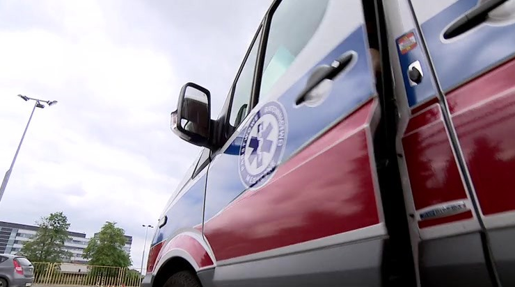 Łódzkie: wypadek z udziałem jadącej na sygnale karetki pogotowia. Trzy osoby ranne