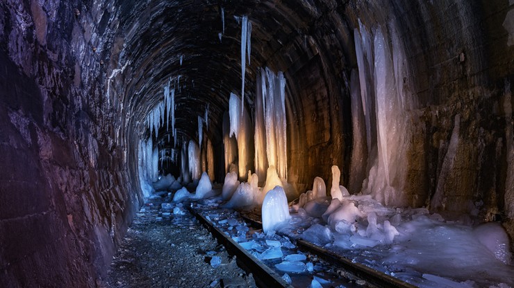 Lodowe nacieki w tunelu kolejki wąskotorowej na Podkarpaciu