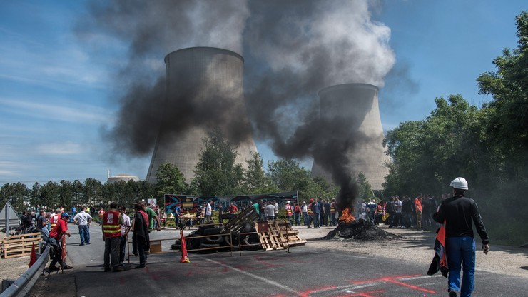 Francuska "wojna na wyniszczenie". Strajkuje kolej, zapowiedź strajku w elektrowniach atomowych