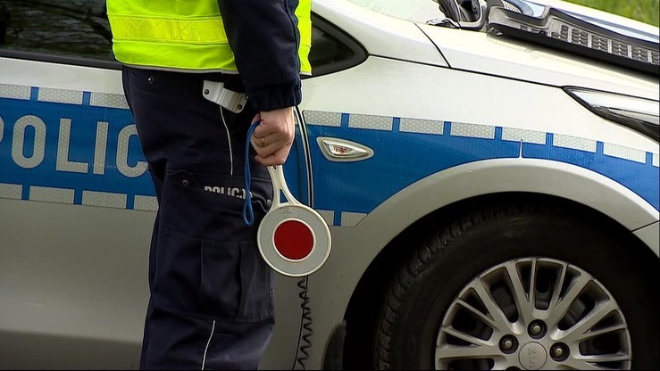 Między mięsem mielonym a czosnkiem. Kierowca fiata podwoził autostopowicza w bagażniku