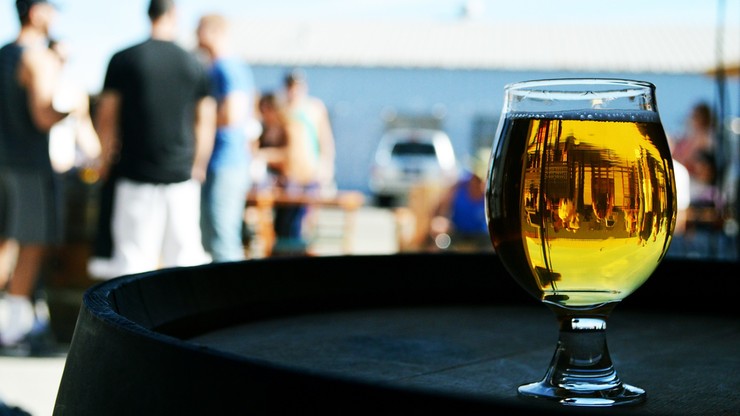 1,4 tys. mandatów za picie alkoholu nad Wisłą w 2015 r.