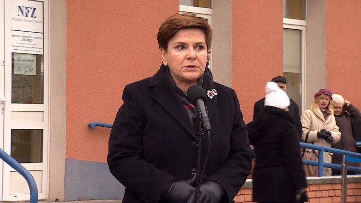 Premier w Radomiu: dobra zmiana w służbie zdrowia. Pacjentka: nic się nie zmieniło, od 5 rano czekam na numerek do lekarza