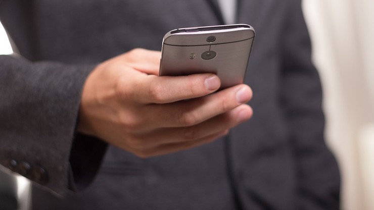 Uzależnieni od telefonów. Co trzeci Polak nie dałby rady rozstać się z nim na 24h