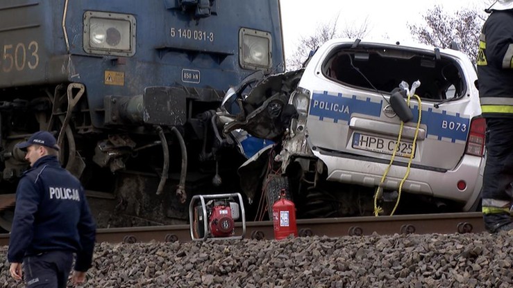Pociąg uderzył w radiowóz. Nie żyje policjant Polsat News